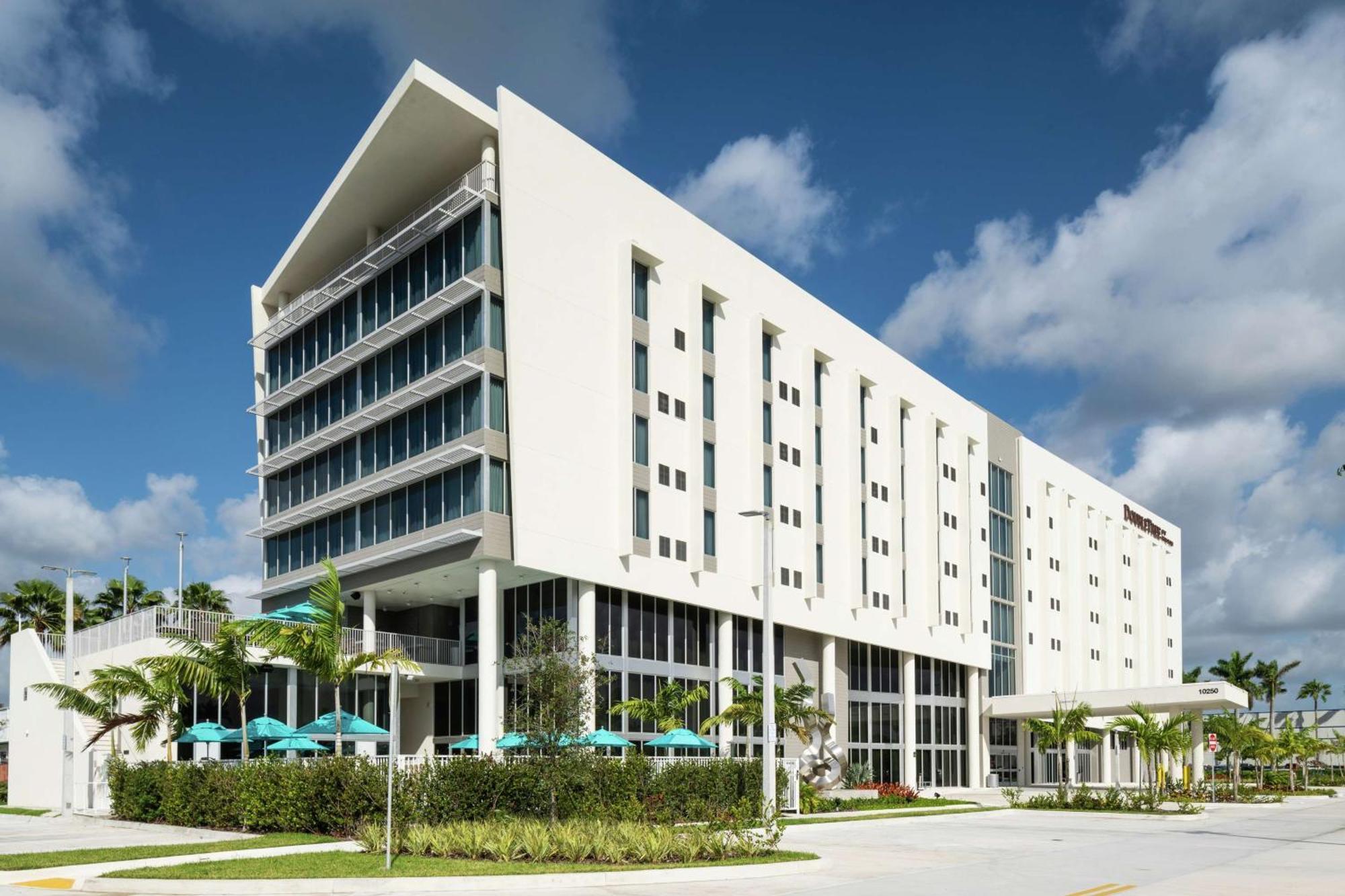 Hotel Doubletree By Hilton Miami Doral Exterior foto